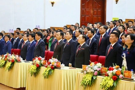 Đại biểu dự Đại hội Đảng bộ tỉnh Điện Biên lần thứ 15 thực hiện nghi thức Chào cờ trong phiên trù bị, sáng ngày 14/10. 