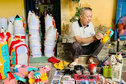 Làm mặt nạ, đồ chơi dịp Tết Trung thu ở thôn Hảo, xã Nguyễn Văn Linh tỉnh Hưng Yên.