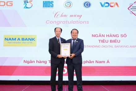 Đại diện Ngân hàng Nam Á nhận danh hiệu.