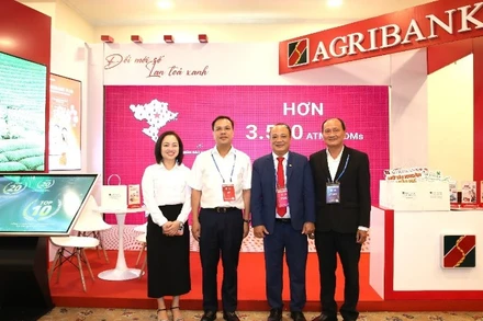 Phó Tổng Giám đốc Agribank Lê Hồng Phúc thăm gian hàng Agribank trong khuôn khổ diễn đàn.