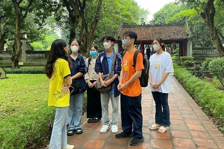 Thành viên Câu lạc bộ Tuyên truyền Văn hóa-Lịch sử USSH hướng dẫn du khách tham quan tại Di tích Văn Miếu-Quốc Tử Giám.