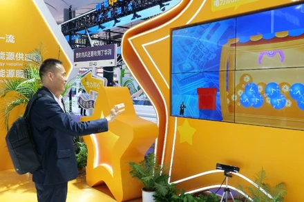 Khách tham quan trải nghiệm công nghệ AI tại Hội chợ CAEXPO 2025.