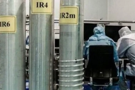 Kỹ thuật viên làm việc tại một cơ sở hạt nhân của Iran. (Ảnh: IRNA/TTXVN)