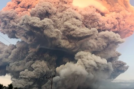 Quang cảnh núi lửa Lewotobi Laki-Laki trên đảo Flores, Indonesia, phun trào. (Ảnh: THX/TTXVN)