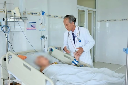 Bác sĩ Bệnh viện đa khoa Xuyên Á Tây Ninh thăm khám bệnh nhân bị rắn cắn. (Ảnh: BVCC)