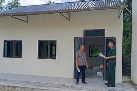 Kiểm tra, đưa phòng học vi tính ở điểm Trường tiểu học bản Tà Cóm, xã Trung Lý vào sử dụng.