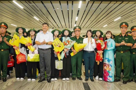 Lãnh đạo Ủy ban nhân dân Thành phố Hồ Chí Minh và Quân khu 7, Bộ Tư lệnh thành phố đón cán bộ, chiến sĩ trở về.