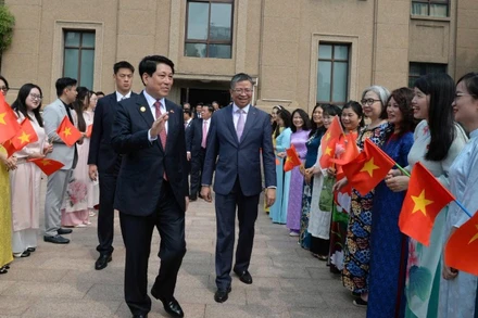 Chủ tịch nước gặp gỡ cán bộ nhân viên Đại sứ quán và cộng đồng người Việt Nam tại Trung Quốc. (Ảnh: HỮU HƯNG)