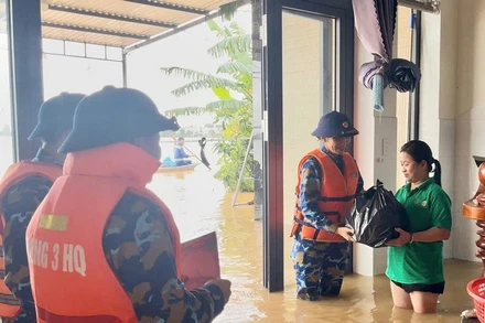 Cán bộ, chiến sĩ Vùng 3 Hải quân vận chuyển hàng trăm phần quà gồm gạo, lương khô, mỳ tôm, nước suối và sữa trao tận tay người dân vùng lũ. (Ảnh: VÙNG 3 HẢI QUÂN)