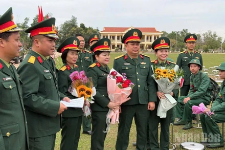 Đại tá Nguyễn Mạnh Cường, Sư đoàn trưởng Sư đoàn 325 cùng đại diện các tổ chức quần chúng động viên chiến sĩ mới.