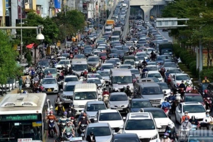 Xe cộ lưu thông trên trục đường Trường Chinh-Ngã Tư Sở (Hà Nội). (Ảnh: THÀNH ĐẠT/Báo Nhân Dân)