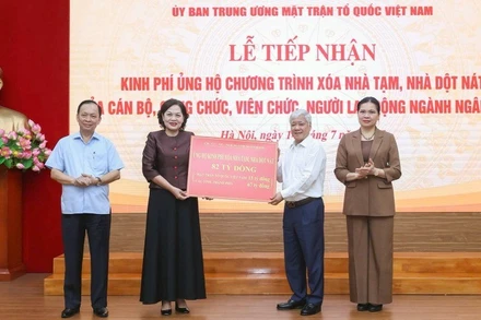 Đồng chí Đỗ Văn Chiến (thứ 2 từ phải sang) thay mặt Ban Thường trực Ủy ban Trung ương Mặt trận Tổ quốc Việt Nam tiếp nhận số tiền quyên góp 82 tỷ đồng.