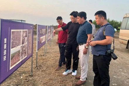 Phó Giáo sư, Tiến sĩ Bùi Minh Trí (thứ hai từ phải sang) cùng đoàn công tác Viện Nghiên cứu Kinh thành đi thực địa tại di tích Hoàng thành Thăng Long.