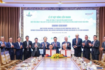 Ông Dương Trí Hội, Tổng Giám đốc PVChem và ông Bernd Eulitz, Tổng Giám đốc Messer ký kết hợp đồng dưới sự chứng kiến của lãnh đạo Petrovietnam, Messer và PVChem