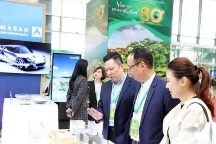 Đại biểu tham quan gian trưng bày của Masan High-Tech Materials