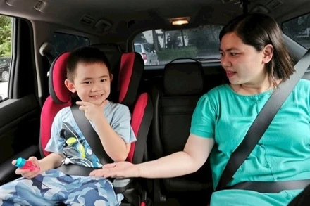 Nhiều chuyên gia cho rằng cần có lộ trình phù hợp để người dân làm quen và tự giác thực hiện quy định về thiết bị an toàn cho trẻ em trên xe ô tô. (Ảnh: MINH TRANG/Báo Nhân Dân)
