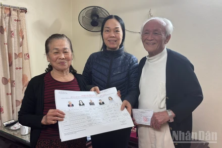 [Ảnh] Hà Nội: Đến từng nhà trao thẻ cử tri cho người dân