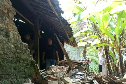 Một căn nhà bị hư hại do trận động đất. (Ảnh: TTXVN)