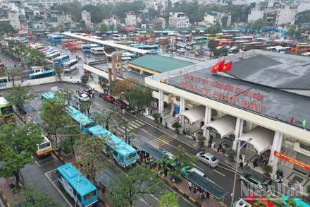 [Ảnh] Người dân nhộn nhịp trở lại Thủ đô trong mưa xuân mùng 6 Tết