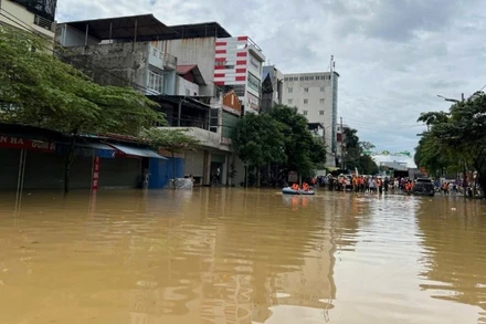 Ngập úng tại khu vực ngã tư san nền, phường Phan Đình Phùng, tỉnh Thái Nguyên. (Ảnh: TUẤN SƠN)