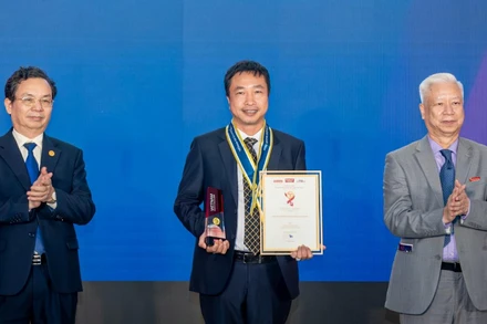 Ông Nguyễn Thái Hà, Tổng Giám đốc T&T Energy đại diện doanh nghiệp nhận giải thưởng Thương hiệu mạnh tăng trưởng xanh 2025 tại Diễn đàn kinh tế mới 2025.