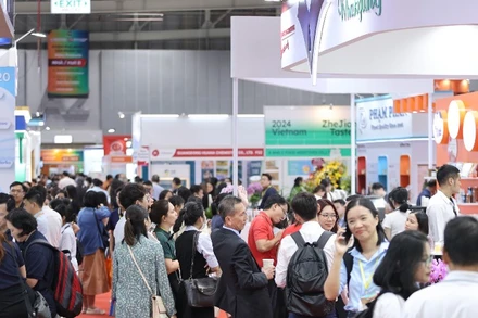 Khách tham quan khám phá xu hướng mới trong ngành nguyên liệu thực phẩm và đồ uống tại Fi Vietnam 2024.