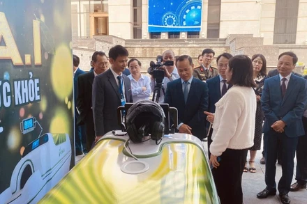 Ông Mai Sơn, Phó Chủ tịch Thường trực Ủy ban nhân dân tỉnh Bắc Ninh (giữa) tham quan gian hàng ứng dụng công nghệ AI tại Ngày hội đổi mới sáng tạo tỉnh Bắc Ninh 2025.