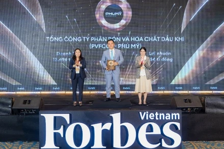 Ông Nguyễn Xuân Hòa - Chủ tịch Hội đồng Quản trị Phú Mỹ-PVFCCo nhận Danh hiệu Top 50 công ty niêm yết tốt nhất Việt Nam 2025.