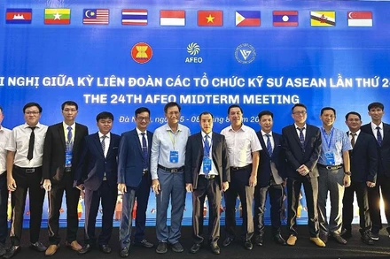 Ông Ngô Sơn Hải - Phó Tổng Giám đốc Tập đoàn Điện lực Việt Nam (thứ 7 từ trái sang) tham dự, chúc mừng các kỹ sư được vinh danh.