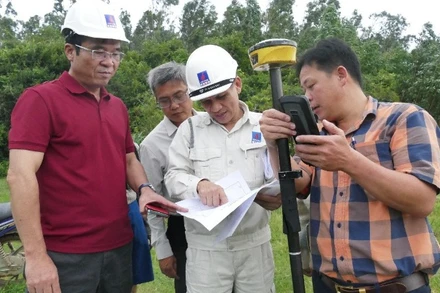 Các bên tiến hành đo đạc, cắm mốc tại hiện trường.