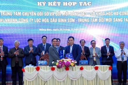 Quang cảnh lễ ký kết.