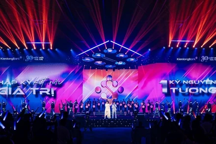 “Sân khấu số” KienlongBank bùng nổ cảm xúc trong Gala kỷ niệm 30 năm thành lập