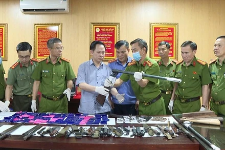 Lực lượng chức năng tỉnh Thanh Hóa xem xét vũ khí cùng ma túy tang vật.