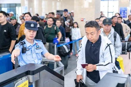 Hành khách qua cửa soát vé đi tàu hỏa cao tốc ở Nội Mông, Trung Quốc. (Ảnh: Tân Hoa xã)