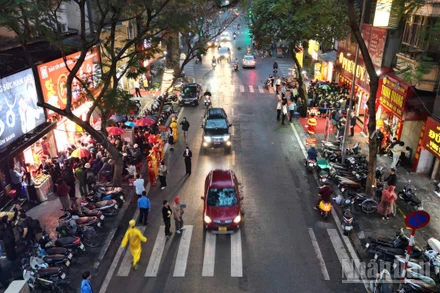 Người dân xếp hàng mua vàng nhân ngày vía Thần Tài. Ảnh: Thùy Linh