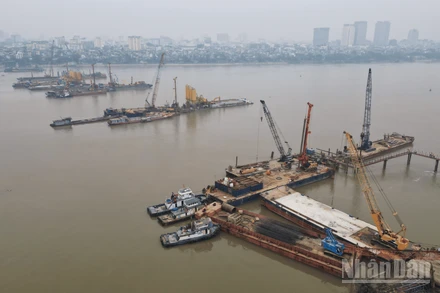 [Ảnh] Thi công cầu Trần Hưng Đạo: Trục kết nối mới qua sông Hồng đang dần rõ nét