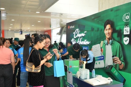 Đông đảo khách tham quan ghé thăm và trải nghiệm các dịch vụ của VPBank tại Ngày hội.