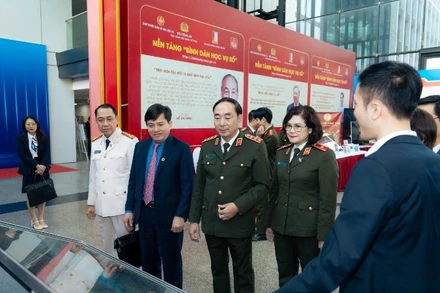 Thượng tướng Trần Quốc Tỏ và các đại biểu tham quan gian hàng MobiFone