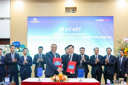 Chủ tịch MobiFone và Chủ tịch CMC ký và trao biên bản ghi nhớ hợp tác. 