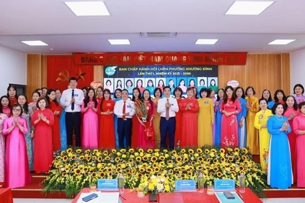 Các đồng chí lãnh đạo phường tặng hoa chúc mừng Ban Chấp hành Hội Liên hiệp phụ nữ phường Khương Đình nhiệm kỳ 2025-2030.