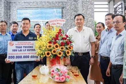 Trao thưởng 200 triệu đồng của Ủy ban nhân dân Thành phố Hồ Chí Minh cho vận động viên cờ tướng Lại Lý Huynh.