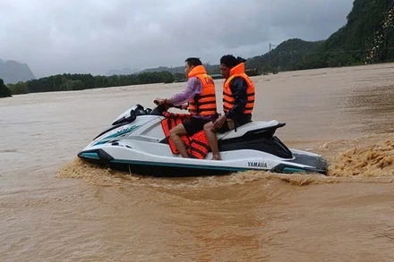 Lực lượng chuyên nghiệp cứu hộ nạn nhân bị lũ cô lập.