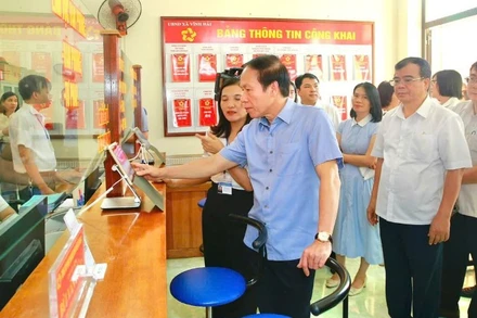 Đồng chí Lê Tiến Châu, Ủy viên Trung ương Đảng, Bí thư Thành ủy, Trưởng Đoàn đại biểu Quốc hội thành phố Hải Phòng kiểm tra việc vận hành chính quyền địa phương hai cấp.