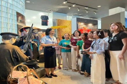 Du khách tham quan Bảo tàng Quảng Ninh được trải nghiệm hệ thống thuyết minh số bằng tiếng Anh, tiếng Việt qua Audio Guide. (Ảnh THUẬN THÀNH )