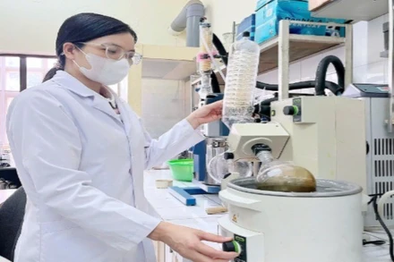 Cán bộ Viện Hóa học chiết xuất hoạt chất từ cây vông để bào chế chế phẩm hỗ trợ điều trị tiểu đường. (Ảnh MINH DUY)