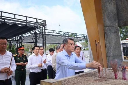 Đồng chí Lê Minh Hưng cùng đoàn công tác dâng hương tại Nghĩa trang liệt sĩ quốc gia Đường 9.