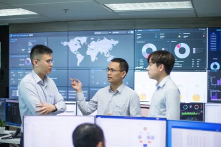 Các kỹ sư của VNPT giám sát, bảo đảm an toàn thông tin cho các tổ chức, doanh nghiệp.