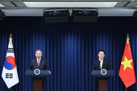 Tổng Bí thư Tô Lâm và Tổng thống Hàn Quốc Lee Jae Myung gặp gỡ báo chí.