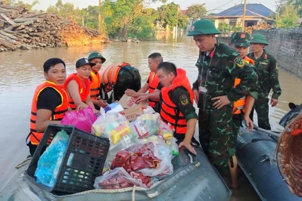 Kịp thời đưa hàng hóa, nhu yếu phẩm đến với người dân vùng lũ. (Ảnh: QUANG ĐẠO)