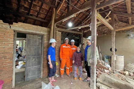 Điện sáng trở lại trong những ngôi nhà vùng tâm bão, tâm lũ Đắk Lắk.